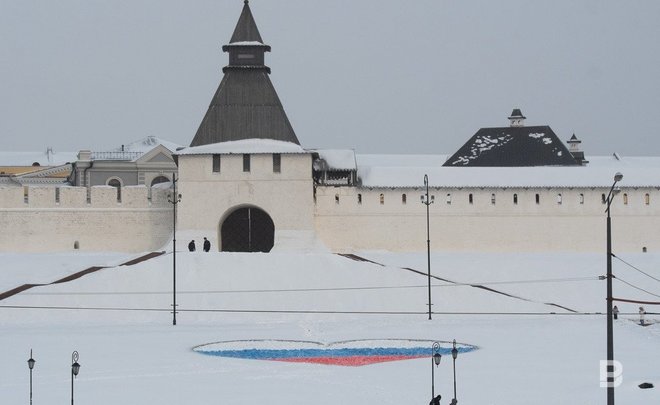 Под стенами Казанского кремля появился российский триколор-валентинка