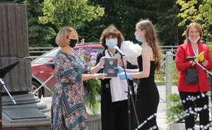 В Казани около театра им. Джалиля вручают дипломы выпускникам Казанского хореографического училища