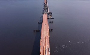 Строители завершают возведение опор на мосту через Волгу на трассе М-12 в Татарстане