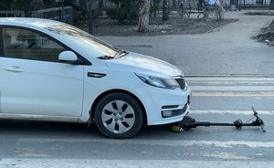 В центре Казани автомобиль наехал на самокатчика