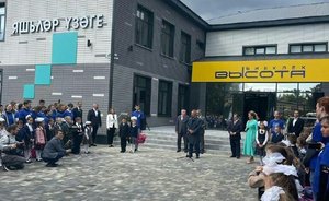 Рустам Минниханов вручил портфели будущим первоклассникам Лениногорска