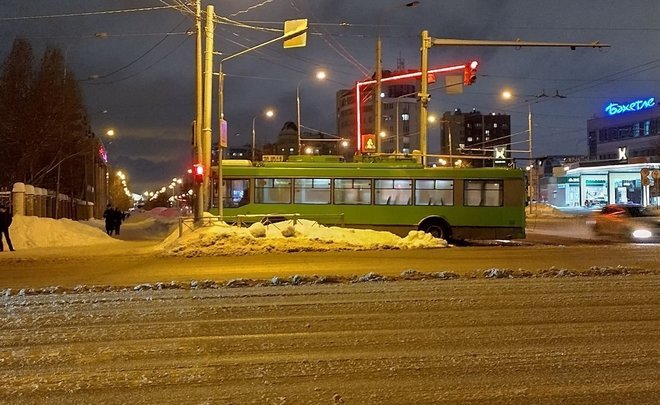 В Казани водитель подрезал троллейбус, из-за чего тот выехал на обочину