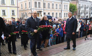 Минниханов и Шаймиев возложили цветы к памятнику Пушкина в Казани