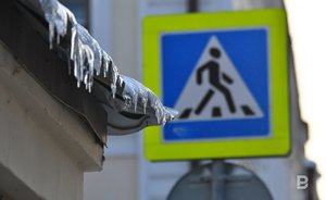 В Казани на ул. Вишневского на женщину упал снег с крыши