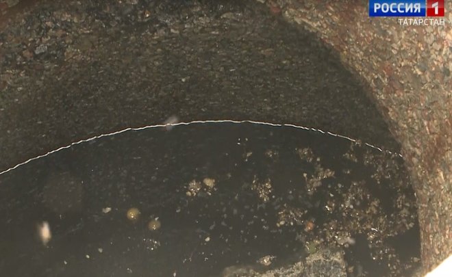 В подвале казанского многоквартирного дома третий месяц копятся канализационные отходы