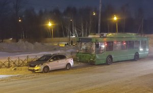В Казани троллейбус врезался в легковушку на улице Фучика