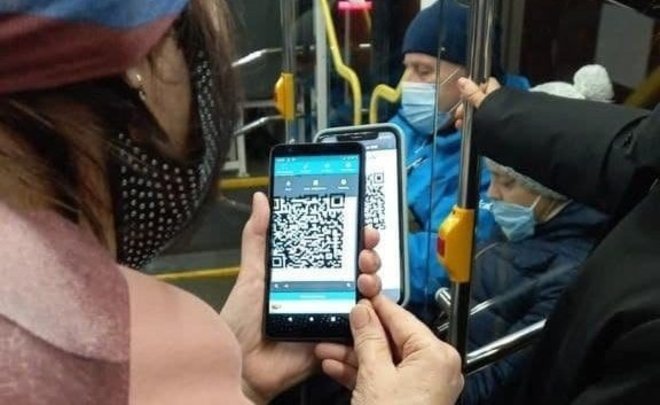 Утром в электротранспорте Казани контролеры выявили 12 человек без QR-кодов