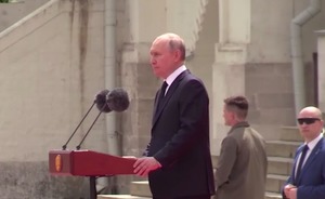 Президент России заявил, что погибшие во время мятежа летчики с честью выполнили свой долг