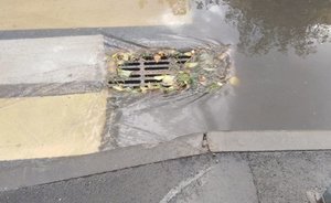 В Казани продолжаются работы по очистке ливневок после сильного дождя