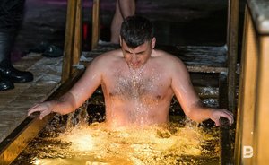 Врачи рассказали, как без вреда для здоровья купаться в проруби