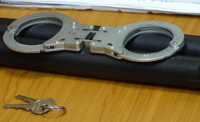 «Торговали статусом свидетеля»: в Казани по делу о взятке 400 тысяч арестовали трех полицейских