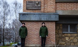 Рустам Минниханов открыл мемориальную доску основателю «Нижнекамскнефтехима»