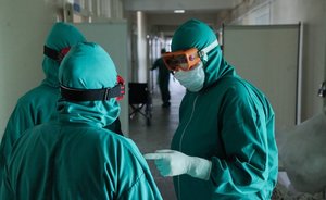 Врачи предупредили о том, что переболевшие COVID-19 могут страдать от шума в ушах