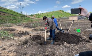 Ильсур Метшин посадил рябину на Самосыровской свалке