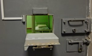 В Казани суд отправил в колонию грабителя, отобравшего у пенсионерки продукты и 6 тысяч рублей