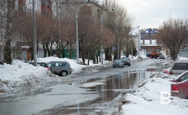 Власти Казани заявили, что большие лужи образовались в давно не ремонтированных дворах