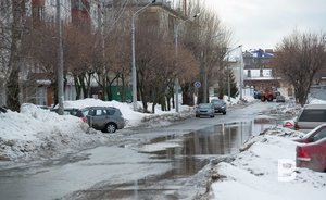 Власти Казани заявили, что большие лужи образовались в давно не ремонтированных дворах