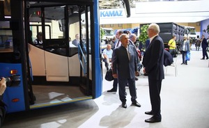 Раис Татарстана оценил новинки КАМАЗа на международной выставке