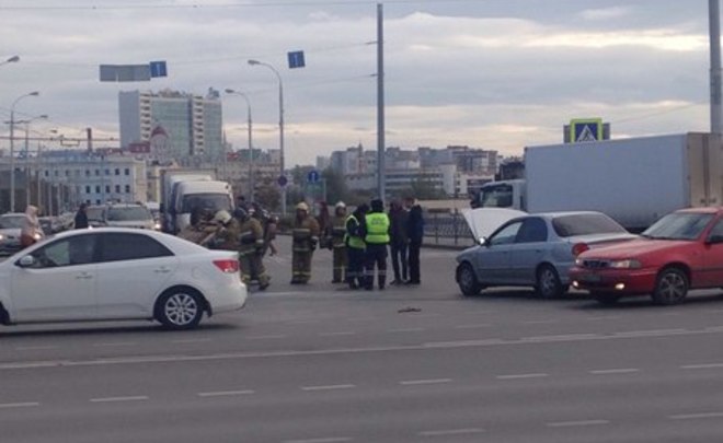 В центре Казани произошло ДТП, одна из машин перевернулась