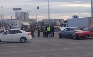 В центре Казани произошло ДТП, одна из машин перевернулась