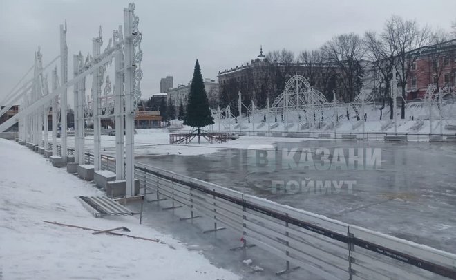 В Казани начали заливать каток на «Черном озере»