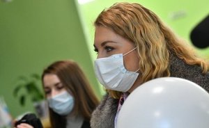 Волынец навестила в больнице девочку, которую избила мать, сняв на камеру для шантажа мужа — видео