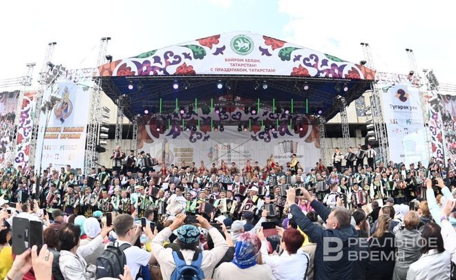 Баянисты из 26 регионов России и «Милли кием»: как празднуют День республики на Кабане