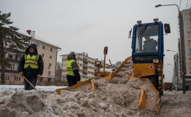В Казани засняли на видео «парад» снегоуборочных машин перед зданием Госсовета РТ