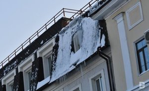 В Нижнекамске прокуратура потребовала очистить крыши домов от снега и наледи