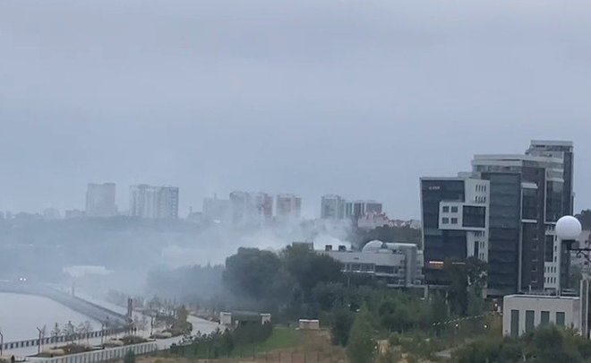 В центре Казани загорелись частный сарай и баня