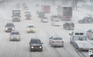 Около 50 автомобилей столкнулись на трассе в Новгородской области