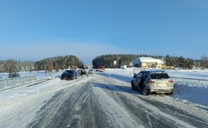 В Менделеевском районе Татарстана автомобиль выехал на встречную полосу — пострадали двое несовершеннолетних