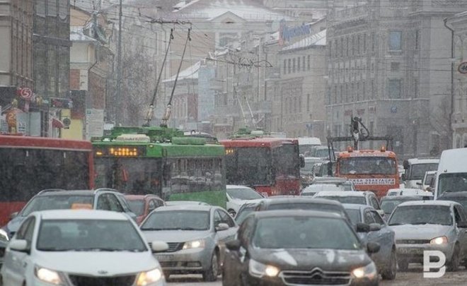 Казанцы жалуются на бардак на остановке «Кольцо»: пассажиров высаживают на ходу