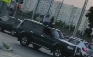 ГИБДД Казани оштрафовала прокатившегося на крыше авто мужчину после ролика в соцсетях