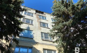 «Они летят не просто так»: со здания «КазхимНИИ» падают кирпичи
