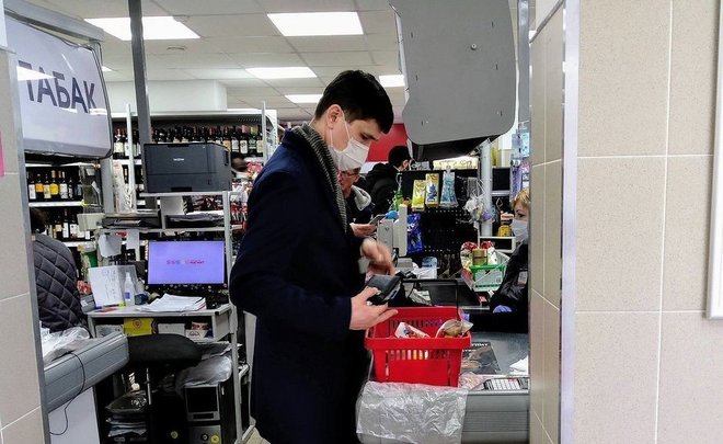 Студент из Испании помогает пожилым в Казани покупать продукты и лекарства