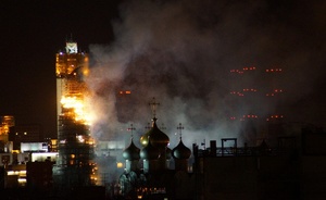 На территории Новодевичьего монастыря в Москве горит колокольня