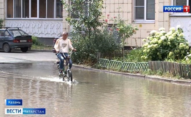 В Казани по улице Вишневского три недели затапливался двор и подвал