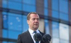 Медведев поручил подготовить предложения по совершенствованию авиаперевозок