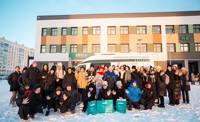 Нефтехимики показали детям принцип работы передвижной экологической лаборатории