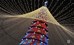 В Казани в тестовом режиме зажгли главную елку возле «Чаши» — видео