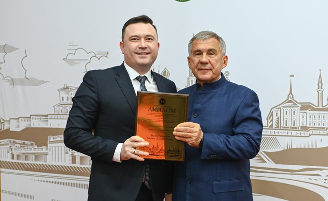 Рустам Минниханов наградил 14 лучших госслужащих Татарстана
