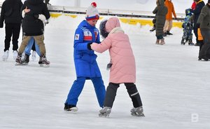 На стадионах Казани начали заливать катки