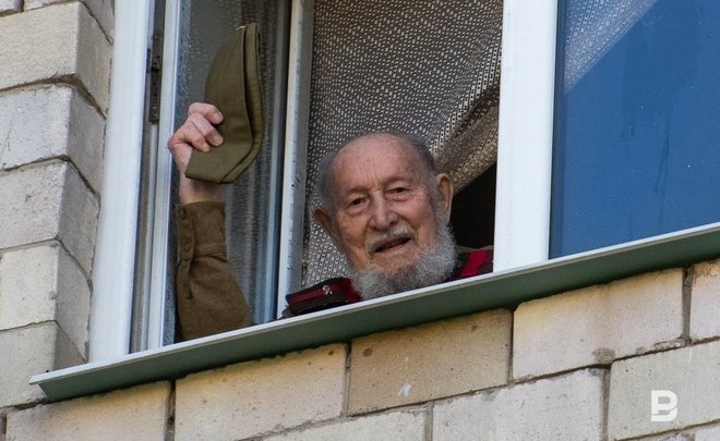 В Казани проходит акция «Парад у дома ветерана»