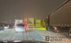 На Мамадышском тракте застрявшие из-за снега фуры заблокировали движение автотранспорта