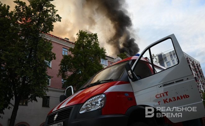 В Казани устанавливают причину крупного пожара в жилом доме на улице Чехова