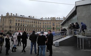 ​В Петербурге из-за подозрительных предметов закрыли станции метро «Елизаровская» и «Улица Дыбенко»