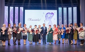 Рамиль Муллин вручил почетные грамоты сотрудницам «Нижнекамскнефтехима»