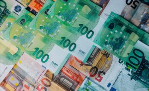 Евро поднялся выше 63 рублей впервые с 8 июля