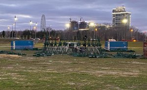 В Казани монтируют городскую елку